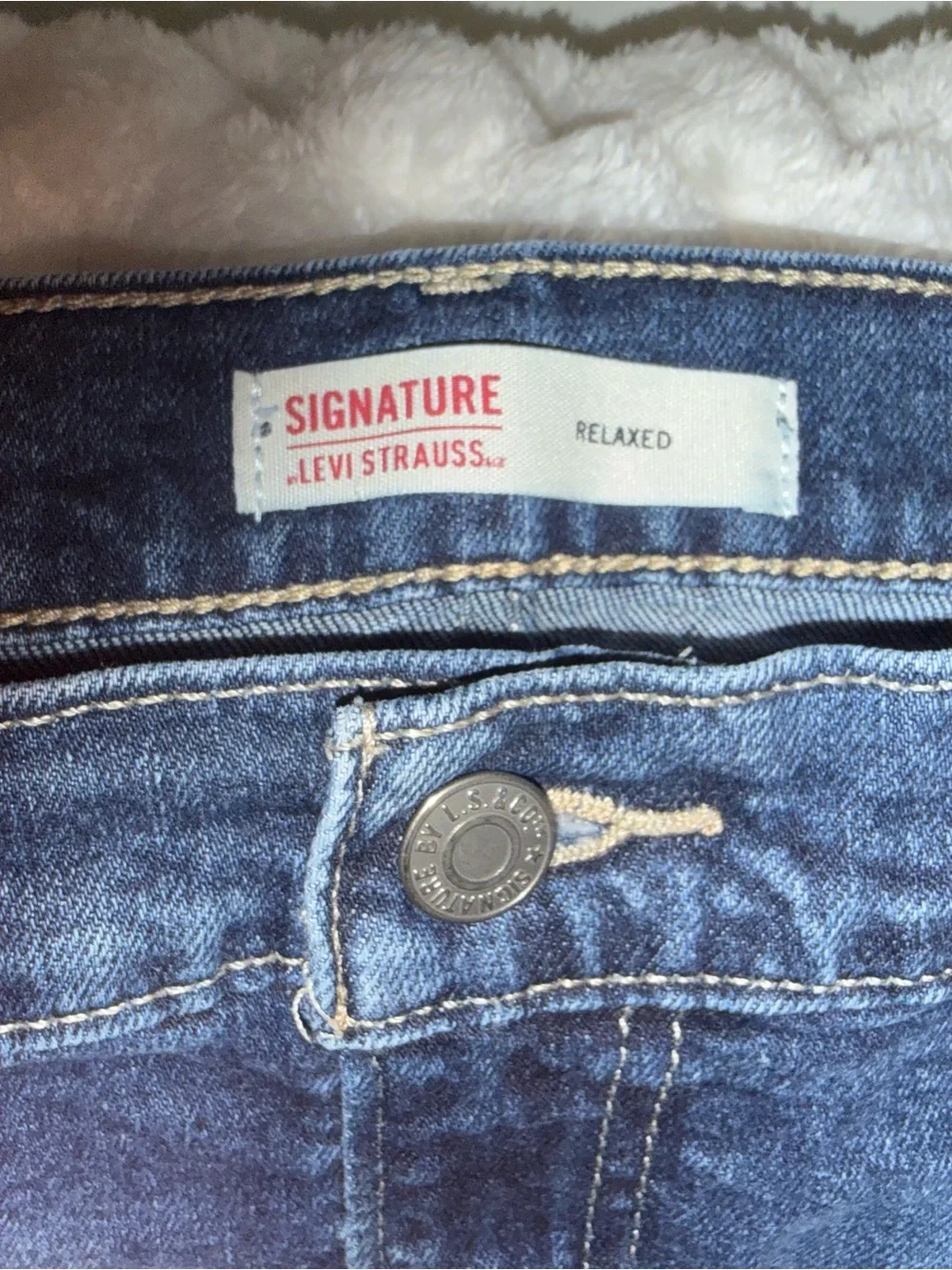 Levi's Signature Relaxed Dark Blue Denim Jeans with Tan Stitching